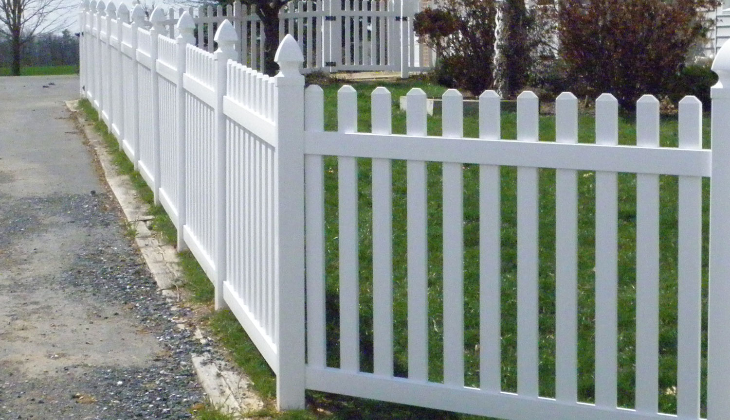 Vinyl residentail fence pic